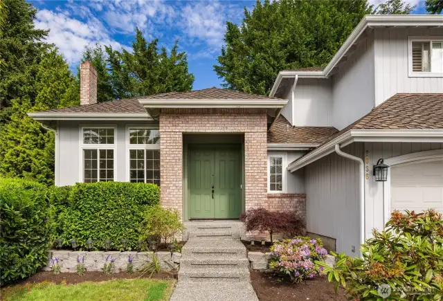 Lake with renowned Issaquah schools, Skyline High and easy access to I-90 and parks
