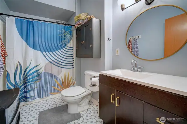 Main floor full bathroom