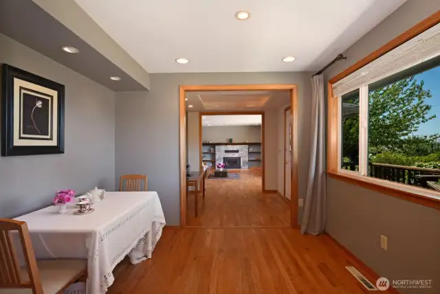 Dining alcove.