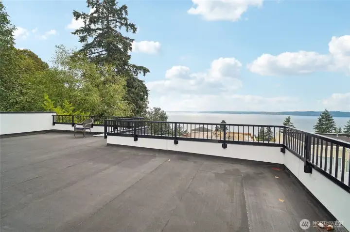 Enormous roof top deck with sweeping views of the water!