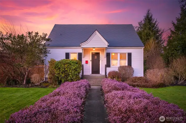 Located in the heart of downtown Snohomish, this inviting home places you steps from Snohomish High School and within walking distance of First Street.