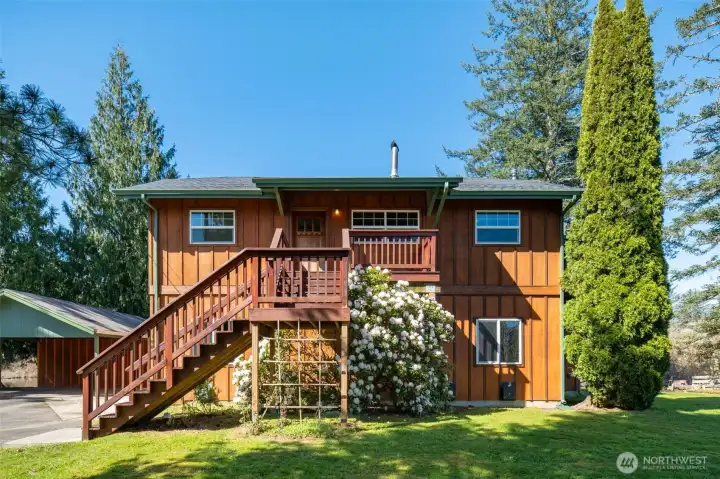 Check out your new home or weekend retreat! Just minutes from downtown historic Snoqualmie yet feels like your are away from it all!