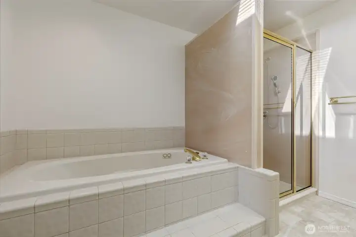 Upstairs primary bath iwth jetted tub Upstairs primary bath iwth jetted tub