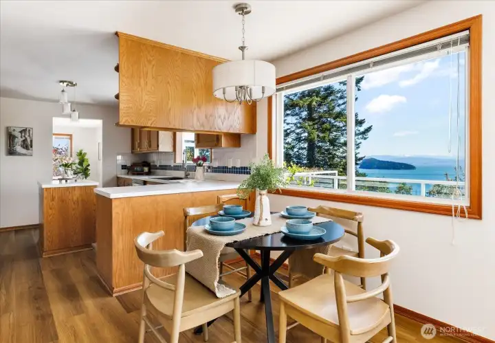 Breakfast area between family room and kitchen