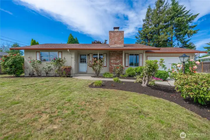 The thoughtfully designed 1,440sqft layout features desirable circular floorplan.