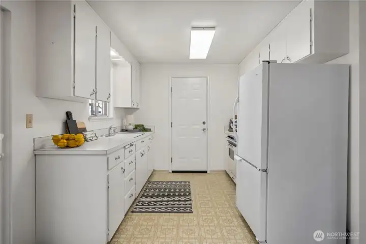 Bright kitchen space ideal for both casual dining and entertaining.