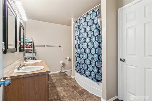 Main Bedroom 5 Piece Bathroom