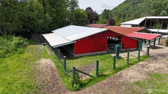 Large barn with full length lean too, water and electricity.