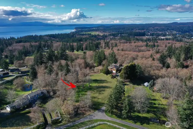 Convenient location; close to Freeland amenities, approx. 1.5 miles from Robinson Beach & approx. 20 min to the ferry.