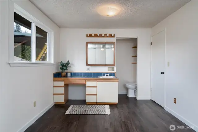 Primary bedroom w/vanity + 1/2 bath