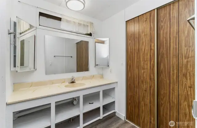 master bath w/closet space