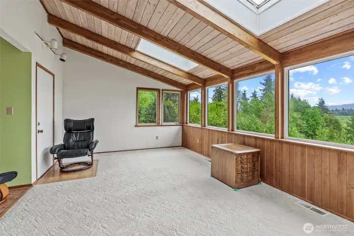 Kitchen/dining opens to beautiful sunroom/atrium with giant territorial and partial river views!