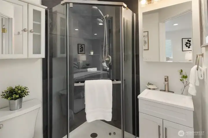 Ensuite 3/4 bath