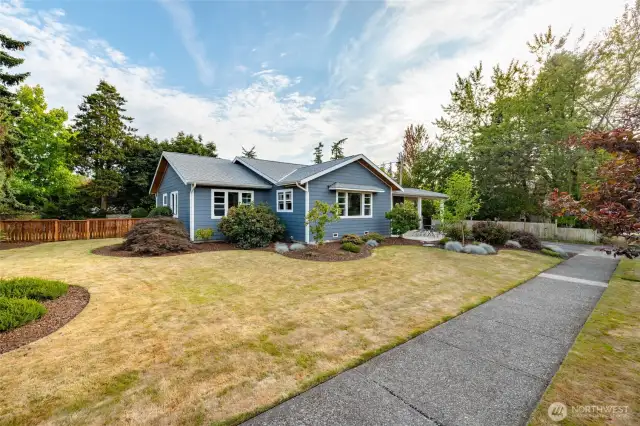 Welcome to this spacious 2389/square foot 4 bedroom, 1 3/4 bath home on the hill in Mount Vernon. Large corner lot with alley access and fenced yard.