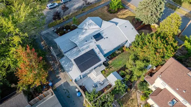 Solar panels installed 2020, currently providing enough power that the seller pays only the nominal $8 monthly fee to be hooked up to PSE.  That's less than $100 for power for a full year!