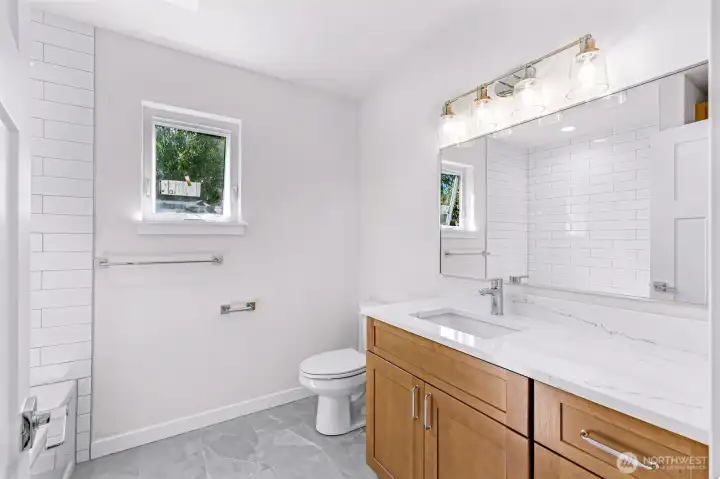 Unit B upstairs full bath