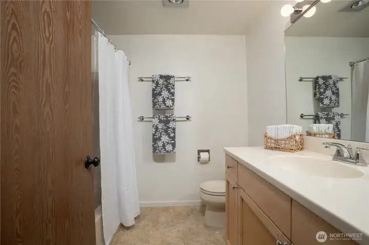Upgraded main floor bath with full tub/shower