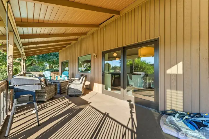 Deck off attached kitchen eating area