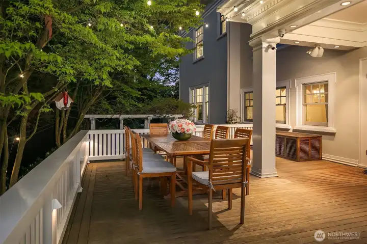 Outdoor dining just off kitchen