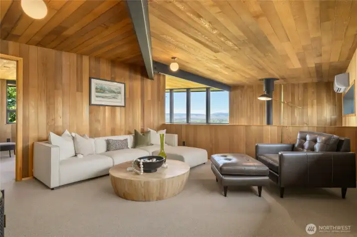 sitting area upstairs off primary suite