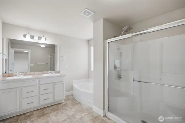 Master Bathroom w/ spacious walk in closet Master Bathroom w/ spacious walk in closet