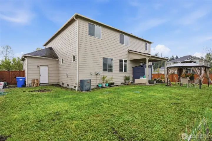 Enormous backyard w/ vegetable bed Enormous backyard w/ vegetable bed