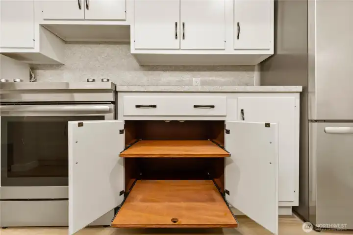 Note that the cabinets have been retrofitted with pull out shelving. Note that the cabinets have been retrofitted with pull out shelving.