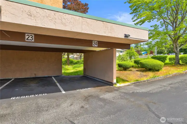 Covered carport with second entrance to the lobby close by. Covered carport with second entrance to the lobby close by.