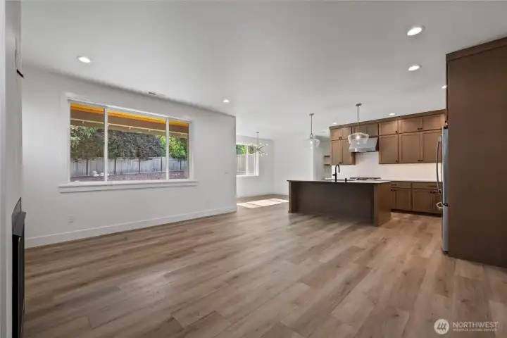 open concept floorplan w/ kitchen island and breakfast nook