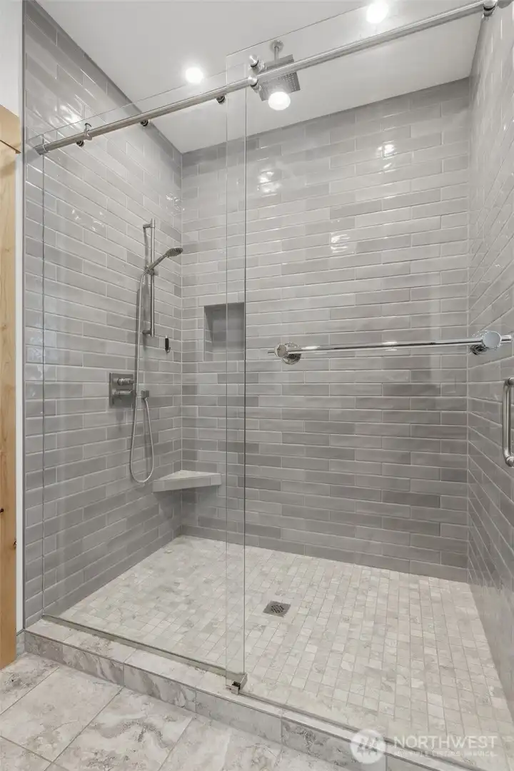 En ~ Suite Bathroom