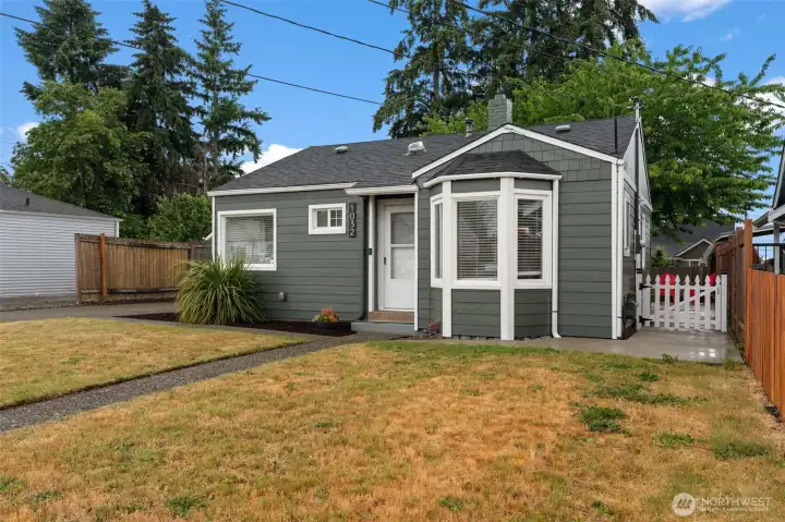 Welcome to 1032 S MacArthur Street! A Refreshing 1 Story home in Tacoma, WA! Fully Fenced Yard! Welcome to 1032 S MacArthur Street! A Refreshing 1 Story home in Tacoma, WA! Fully Fenced Yard!