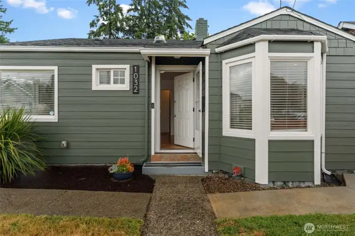 Ultimate curb appeal in a compact package! A welcoming entryway hints at the smart design and pristine care found throughout. Ultimate curb appeal in a compact package! A welcoming entryway hints at the smart design and pristine care found throughout.