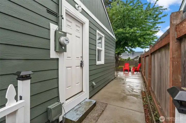 Access through the side of the home to the laundry room! Access through the side of the home to the laundry room!