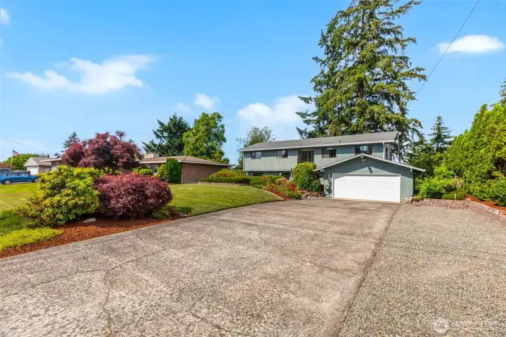 HUGE driveway w/ RV or Boat Parking