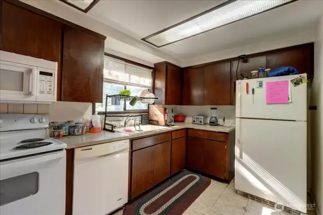 Large kitchen w/breakfast bar