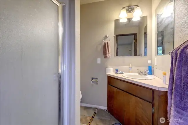 2nd bath off primary