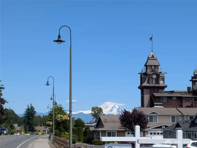 Mountain view from Main St, don't miss out on this great lifestyle!