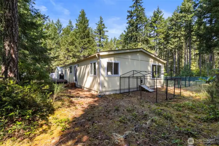 Side yard has a kennel with a pet-door into the house.