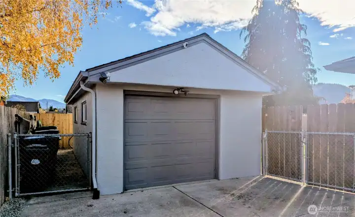 One car garage or shop - your call!