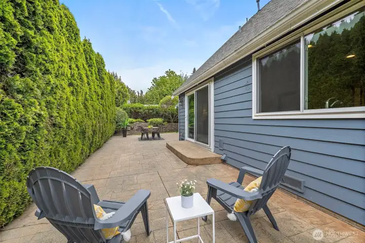 Large patio off breakfast nook, great for gatherings, BBQ and entertaining!