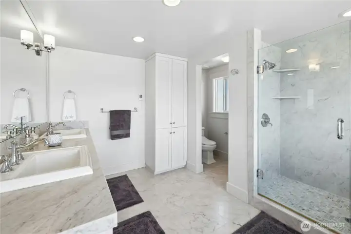 5 piece primary en-suite bathroom