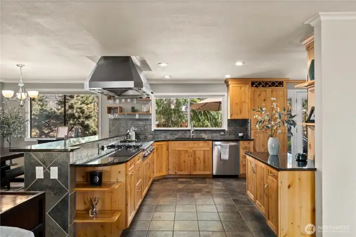 Gourmet kitchen w/ Custom cabinets, quartz countertops & gas range