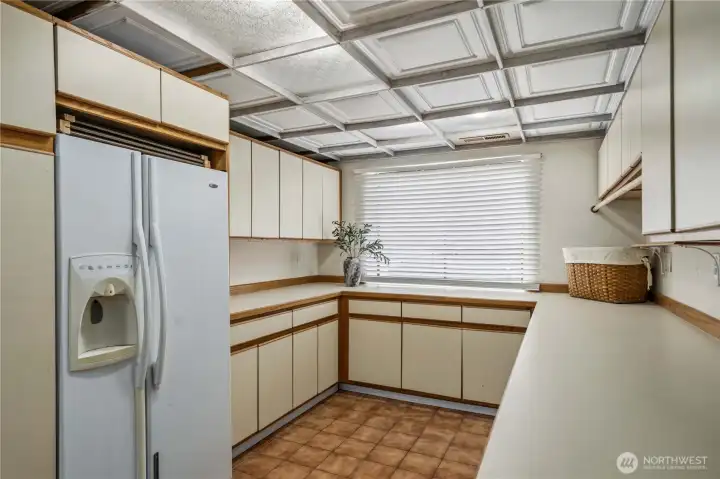Huge laundry room w/ 2nd fridge & tons of storage