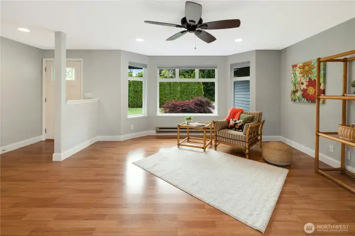 Living room measures 20'x15' and shows off the great condition of the laminate flooring, large window overlooks front yard. Custom up-down blinds.