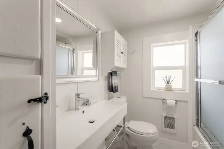 6146 - Full Bathroom with Tub/Shower