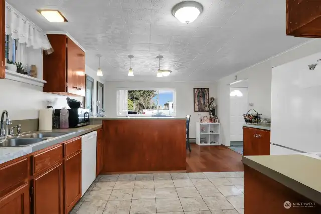 LOWER UNIT:  Great kitchen with eating bar and lots of cabinets and countertops.