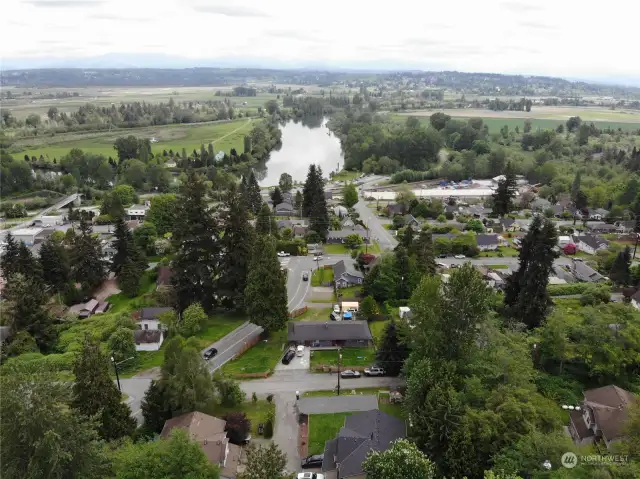 Great views of Snohomish River from yard