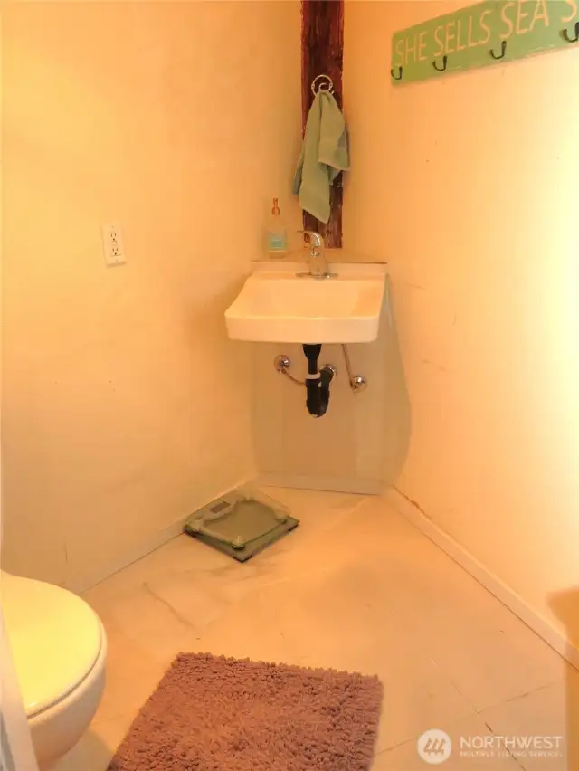 ATTACHED PRIMARY HALF BATH!