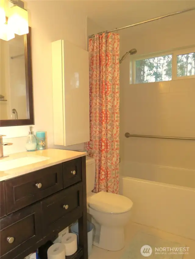 CENTRAL BATH HAS QUARTZ COUNTER AND TUB/SHOWER COMBINATION!