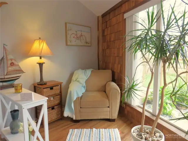 RELAX IN THE ALCOVE WITH A GOOD BOOK OR WATCH THE COMING AND GOING OF BOATS AND WILDLIFE ALONG THE WATERWAY!